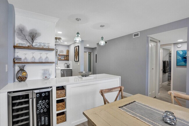 Building Photo - 1021 Hillsboro Mile