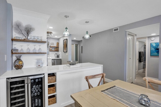 Building Photo - 1159 Hillsboro Mile