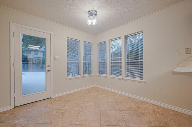 Building Photo - 520 S Rivershire Dr