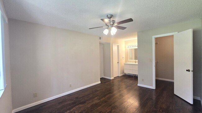 Building Photo - 3400 Pinewalk Dr N