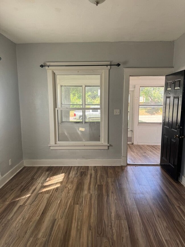 Building Photo - Nice affordable single family home with garage!