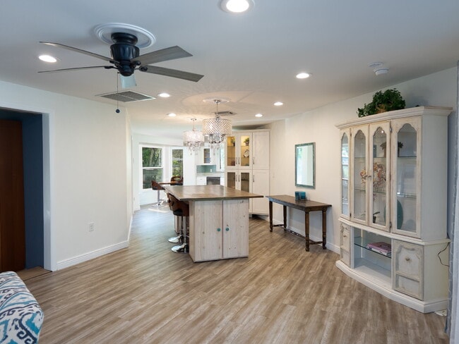 Building Photo - Living Across from Sarasota Bay 3BR/2.5BA Home Minutes to Downtown – Yardwork Included