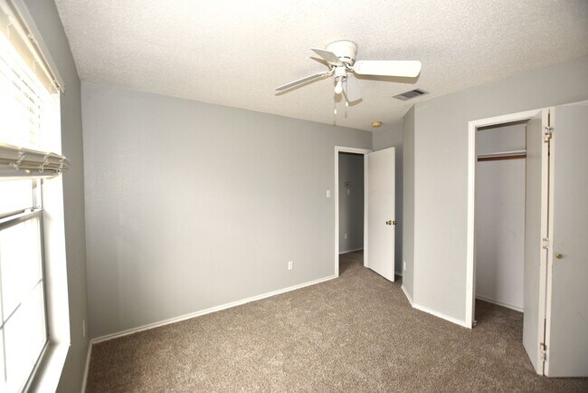 Building Photo - Cul-de-Sac Comfort + Backyard Bonus in Pfl...