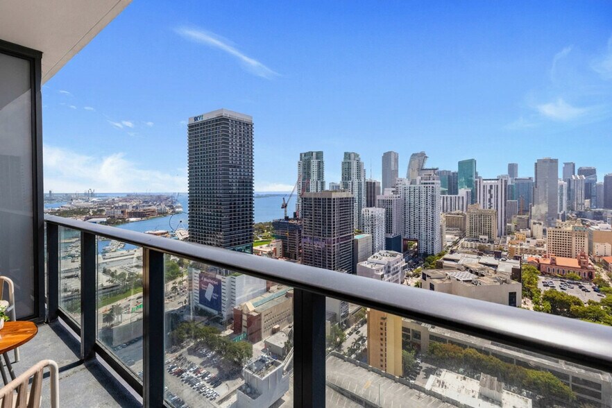 Building Photo - 601 NE 1st Ave