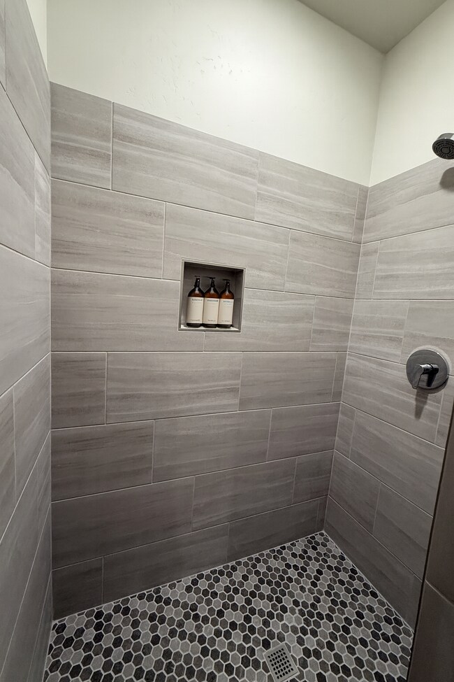 Building Photo - 652 E 12225 S