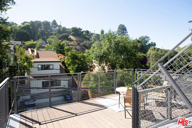 Building Photo - 8870 Wonderland Ave