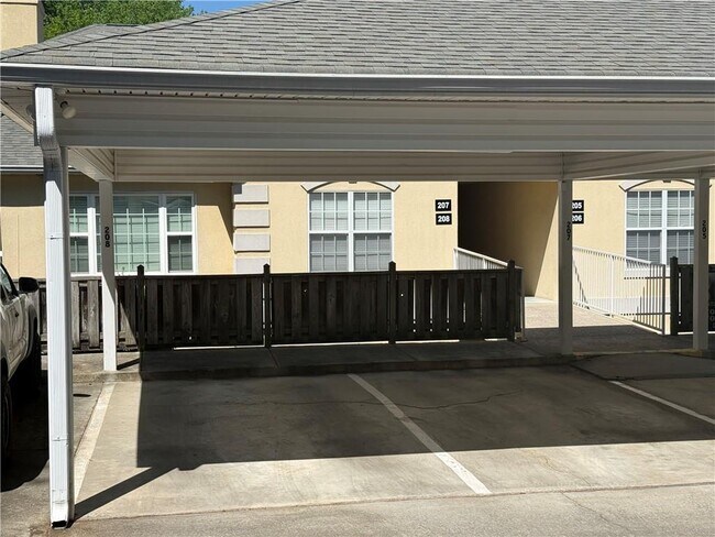 Building Photo - 1001 Holly Dr