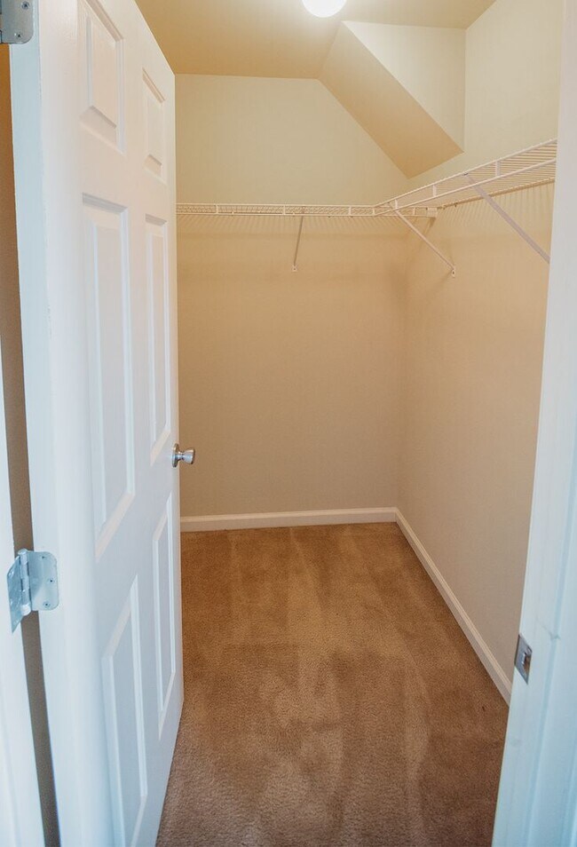 Building Photo - Beautiful home available today!