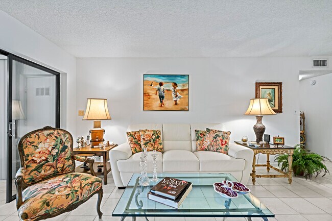 Building Photo - 5153 Oakhill Ln