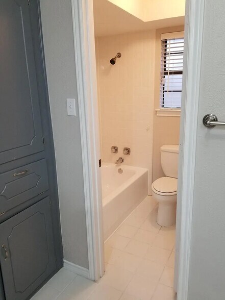 Building Photo - Room in Duplex on St Paul Ct