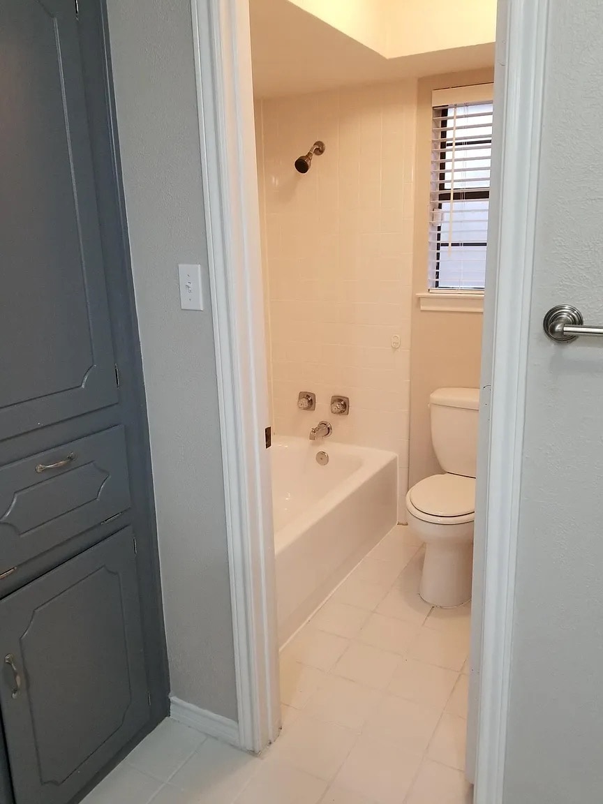 Building Photo - Room in Duplex on St Paul Ct