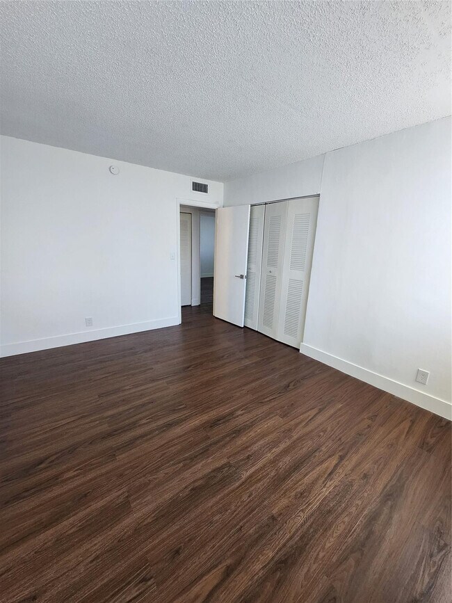 Building Photo - 9001 SW 77th Ave