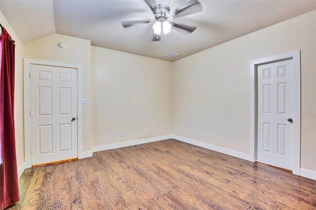 Building Photo - 356 Housefinch Loop