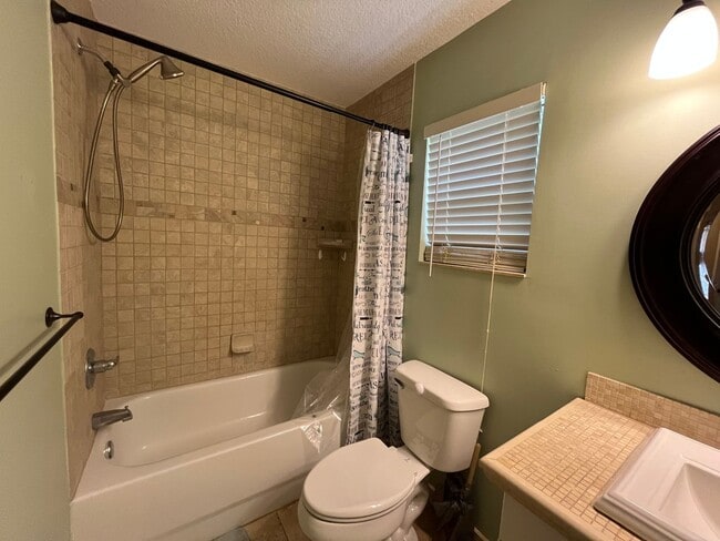 Building Photo - 3 Bedroom, 2 Bath home w/2 Car Garage on 5...