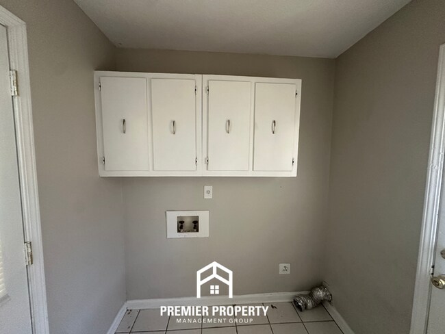 Building Photo - Gorgeous 4BR/2BA Bartlett Home with Brick Fireplace & Spacious Fenced Yard!