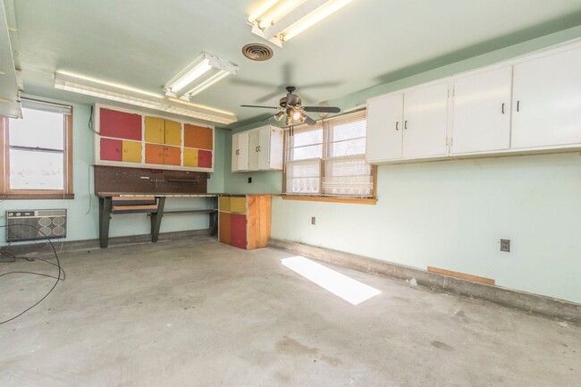 Building Photo - 3 Bedroom 2 Bath Home for Rent Indianola, ...