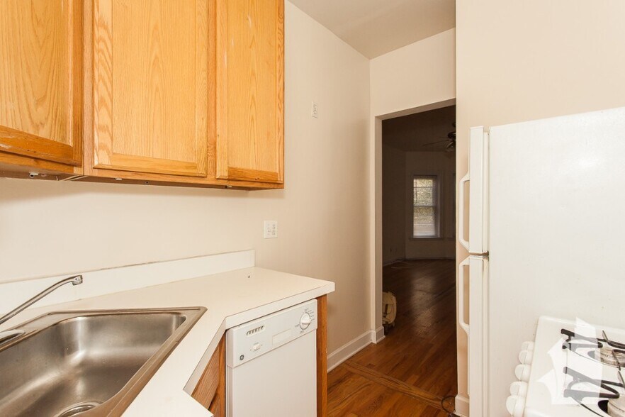 Building Photo - 3916 N Pine Grove Ave