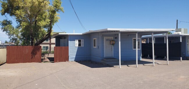 Building Photo - Cute cottage home with huge backyard.