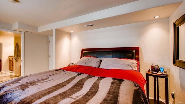 Building Photo - Charming Open Floor Plan Home