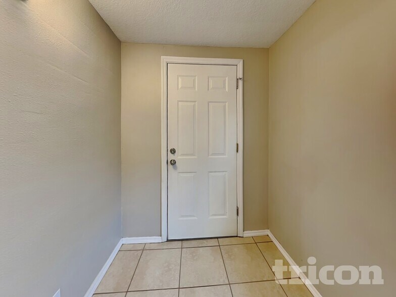 Building Photo - 10217 Carriage Glen Ct