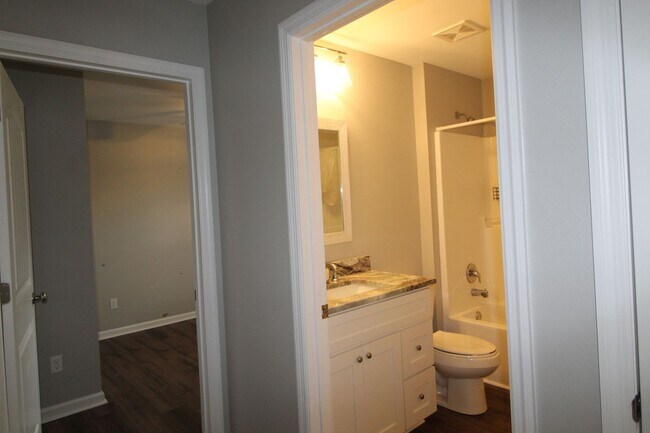 Building Photo - 3 Bedroom in Magnolia Gardens Available Now!