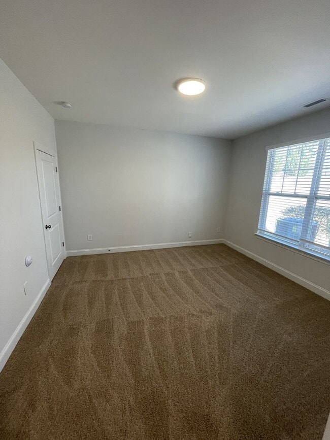 Building Photo - 3 Bd 3.5 Ba end unit townhouse