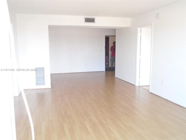 Building Photo - 4174 Inverrary Dr