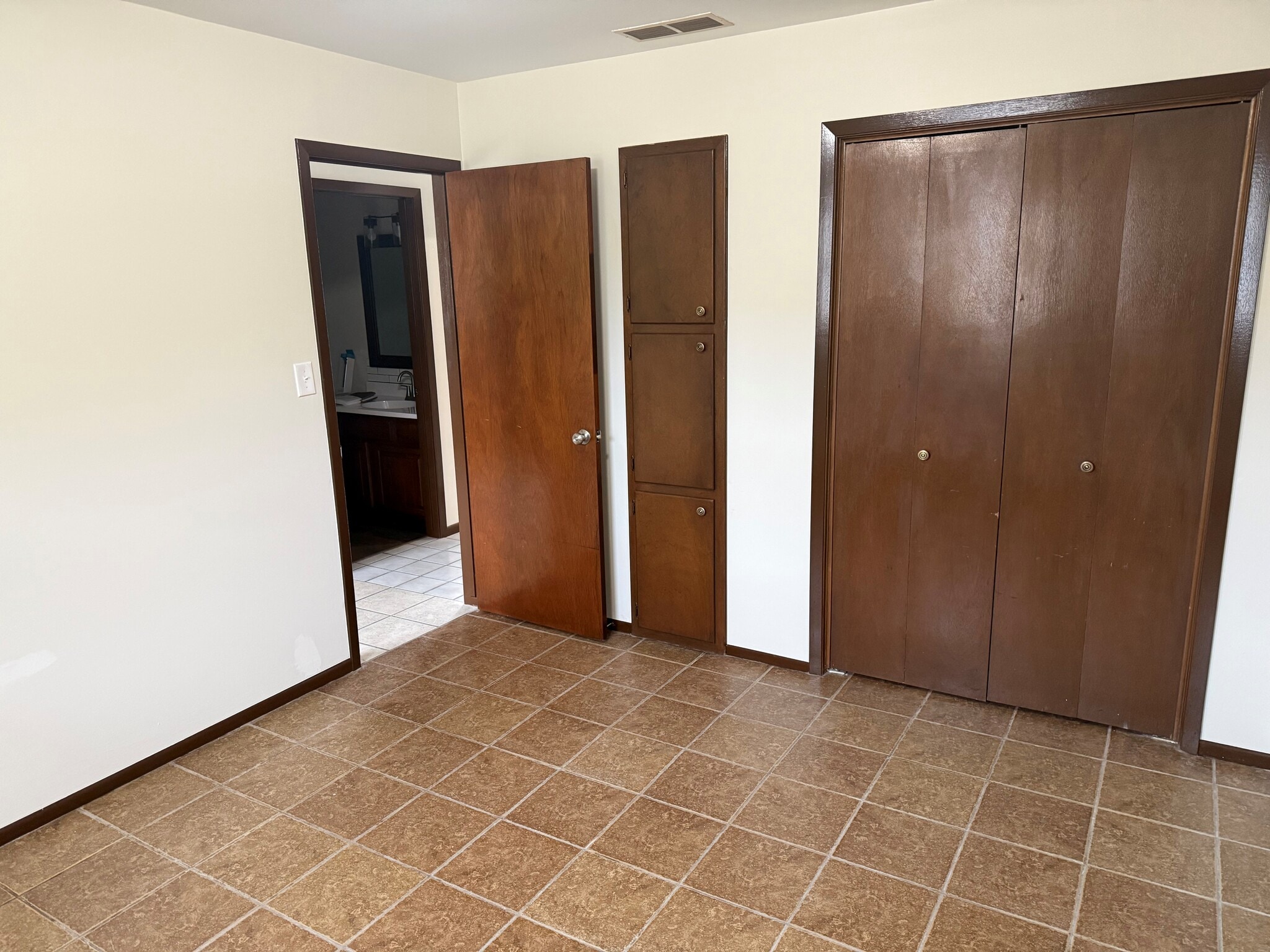 Building Photo - 3404 Ridgewood Dr