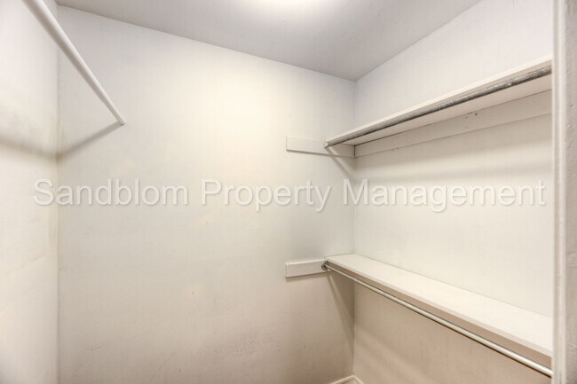 Building Photo - FOR LEASE | Tulsa | $1500 Rent | 3 Bed, 2 Bath Home