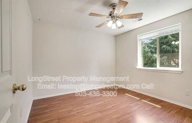 Building Photo - 332 NE Carmen Pl