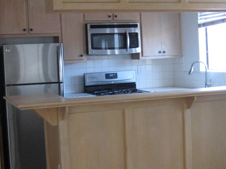Kitchen area - 512 Geneva Ave