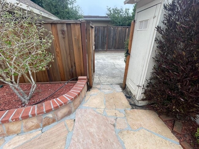 Building Photo - Indoor/outdoor living, spacious 4/2 on a quiet street in Mills Estates