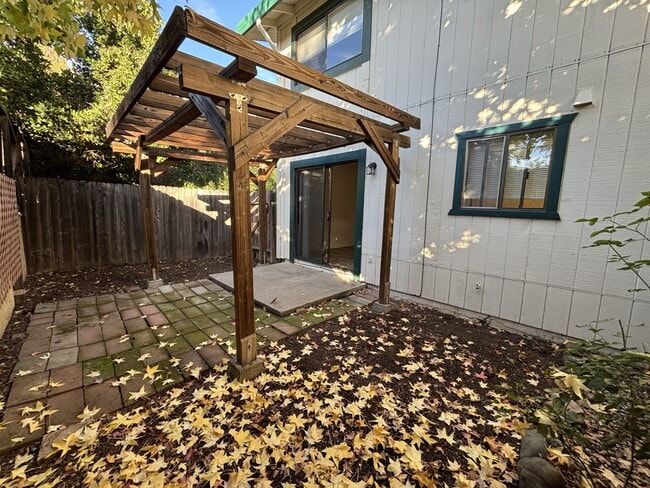 Building Photo - Well maintained condo close to city amenities and Lyon's Park!