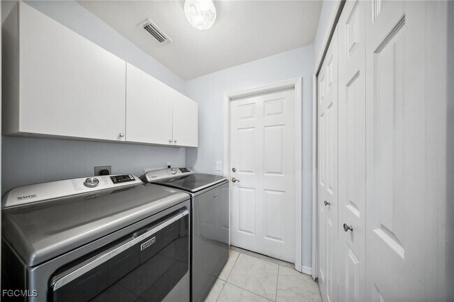 Building Photo - 210 SW 37th Terrace