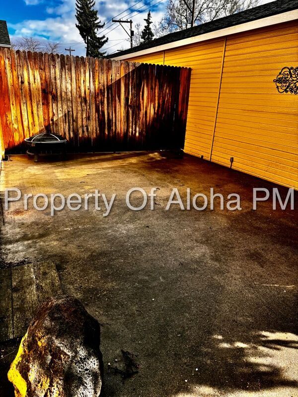 Building Photo - 1856 S Leadville Ave
