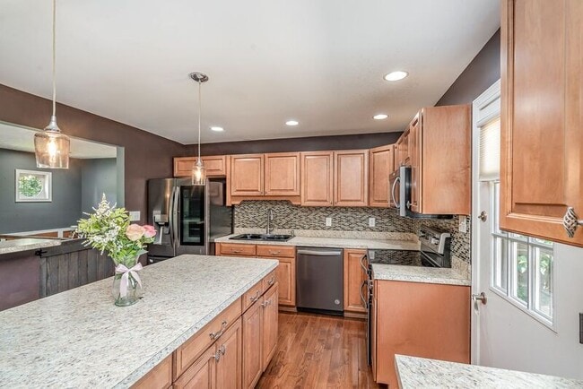 Building Photo - 411 Deerwood Dr