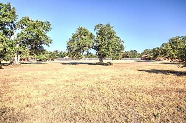 Building Photo - 2410 Great Oaks Dr