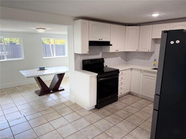 Building Photo - 1507 Lavilla Rd