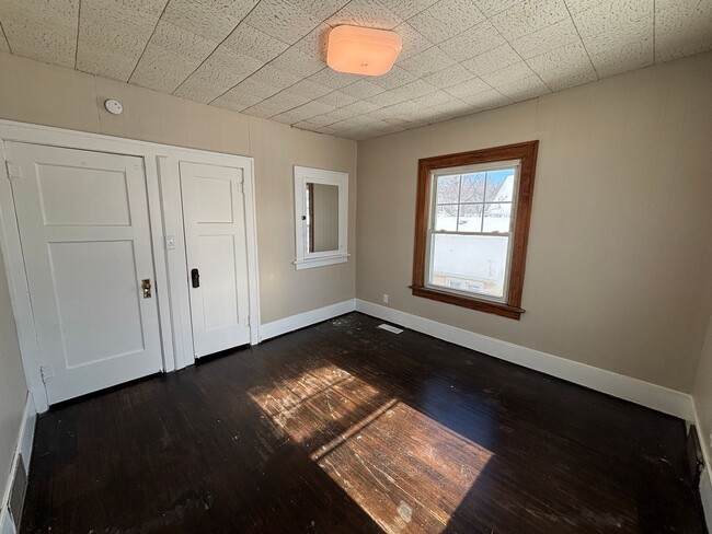 Building Photo - 4 Bedroom, 1 Bathroom home with 2+ car gar...