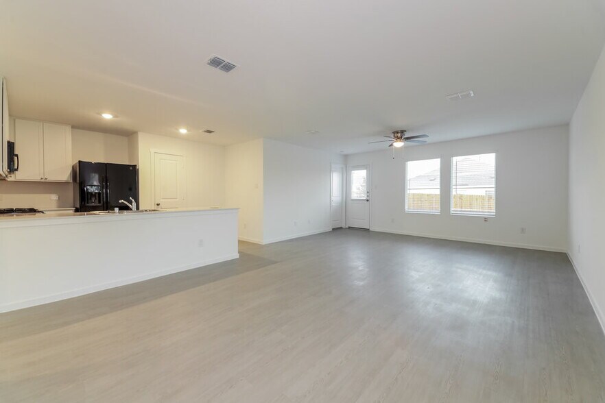 Building Photo - 100 Wren Wy