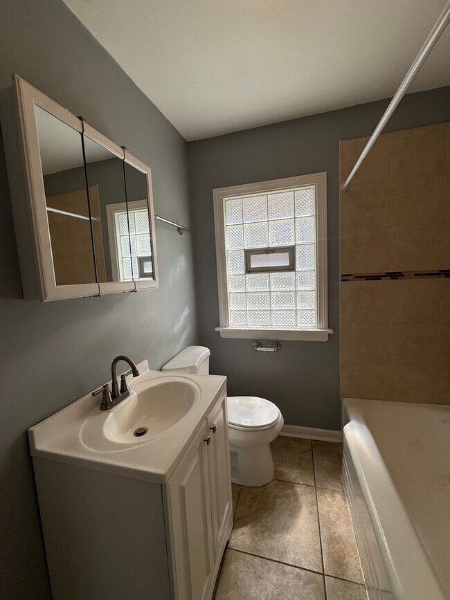 Building Photo - 2 Bedroom 1 Bathroom house in Calumet Park...
