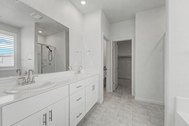 Building Photo - Big 3 bedroom 3 bath in Plumas Lake