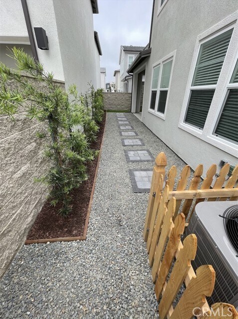 Building Photo - 140 Holliston