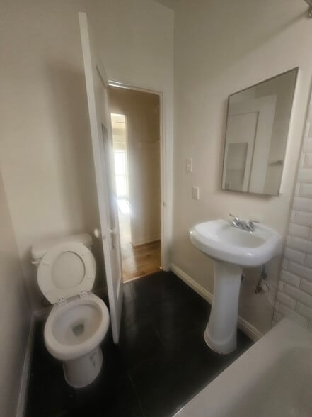 Building Photo - 806 N Poinsettia Pl