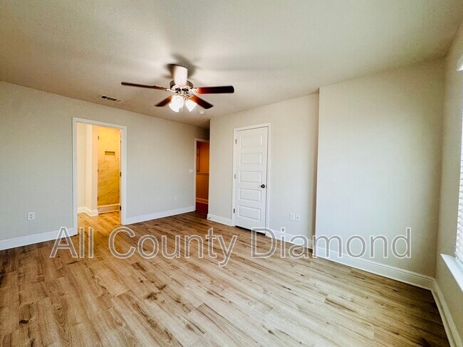 Building Photo - 10 Renea Cv