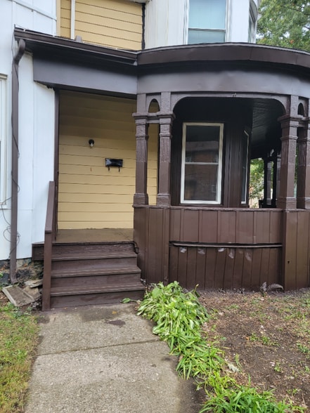 Building Photo - 701 W 8th St