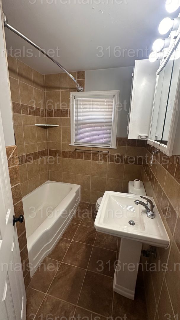 Building Photo - $1200 - 3 bed 1 bath - Single Family Home