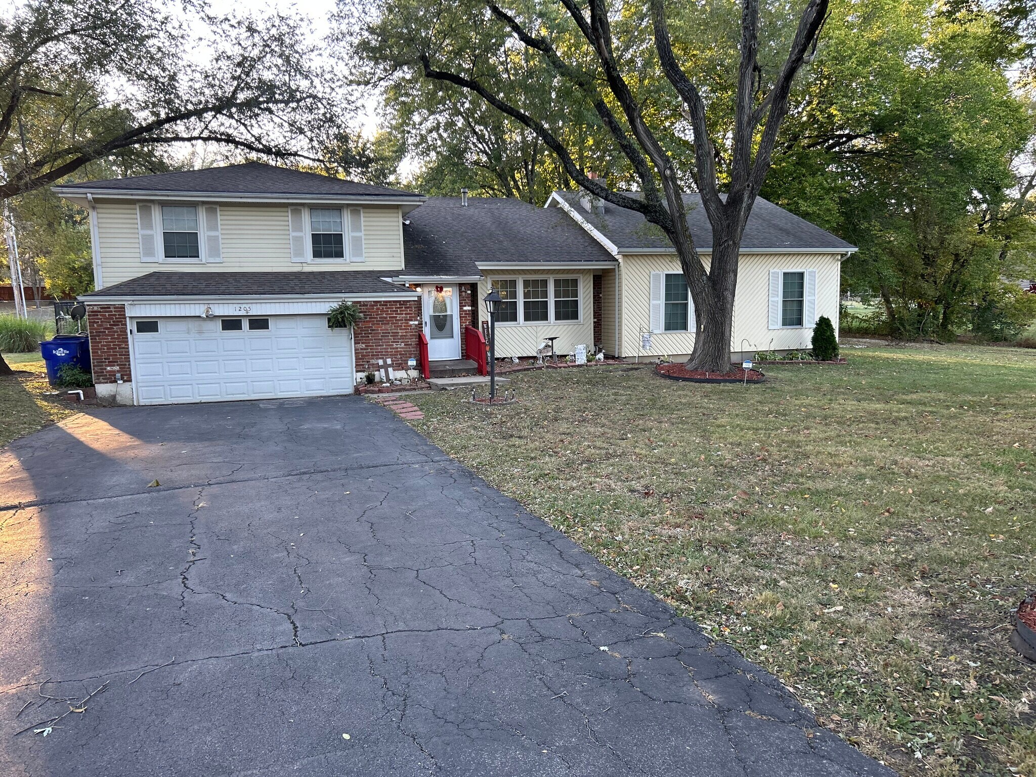 Building Photo - 1205 N Parker St