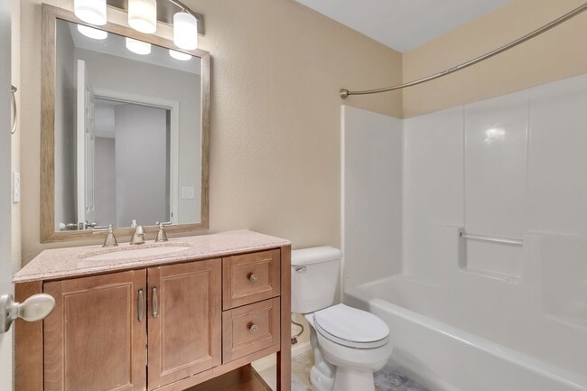 Building Photo - SILVER FIRS 3 BED 2.5 BATH TOWNHOUSE AVAILABLE NOW