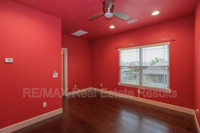 Building Photo - 2202 SW Tupelo Ave